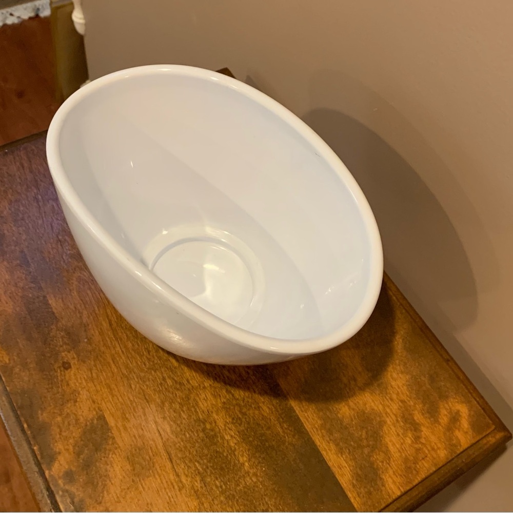 Elegant White Ceramic Bowl - Picture 4 of 4
